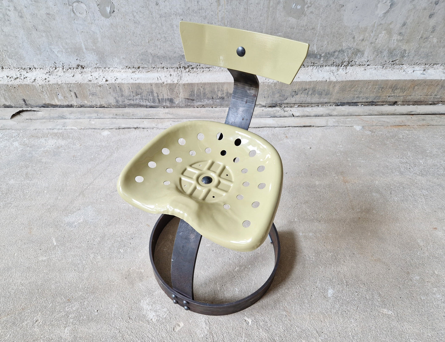 Unique Set of 4 Postmodern Tractor Seat Chairs - COLLECTORS RDAM