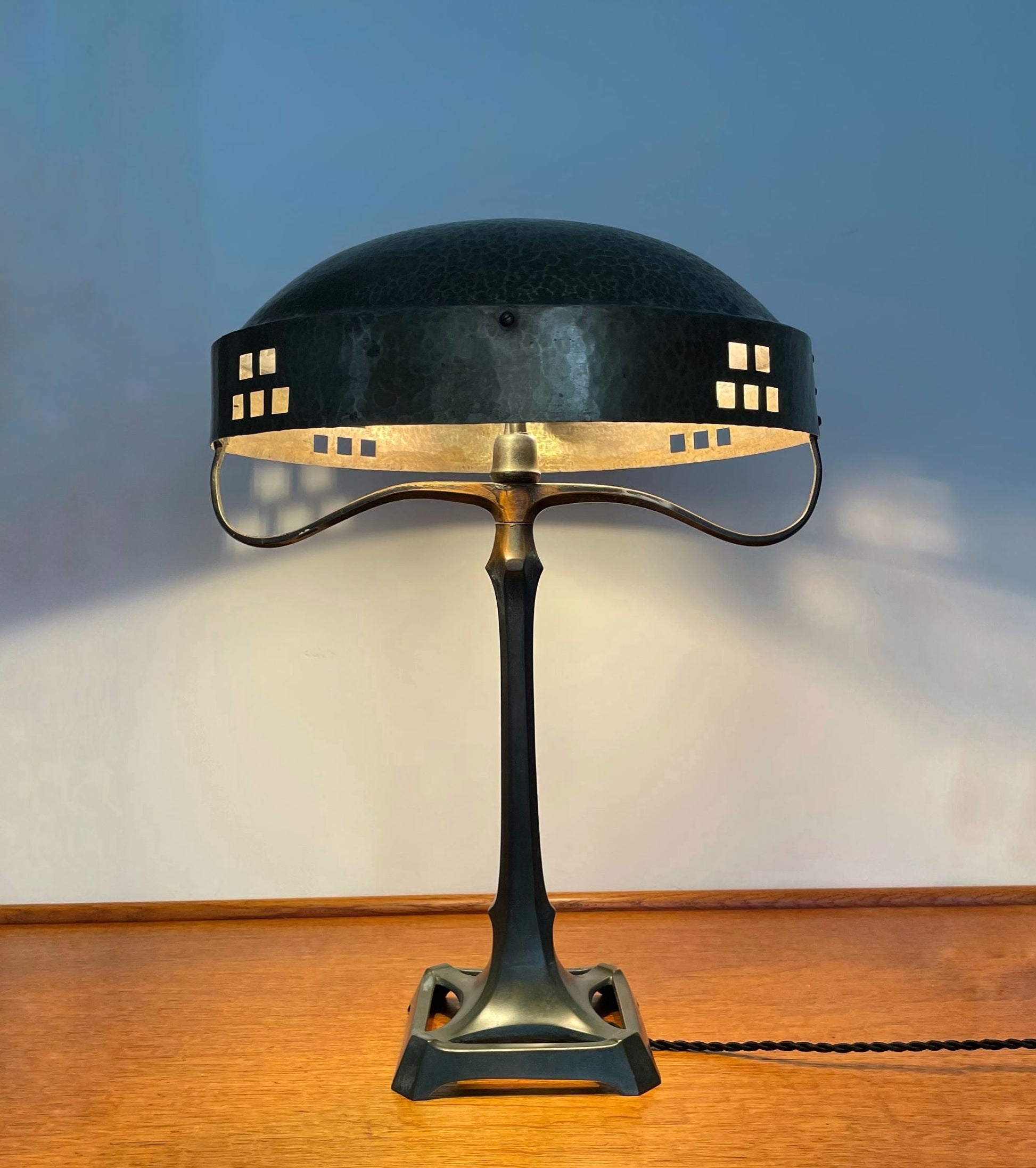Beautiful ‘Amsterdamse School’ desk lamp, 1st half 20th century - COLLECTORS RDAM