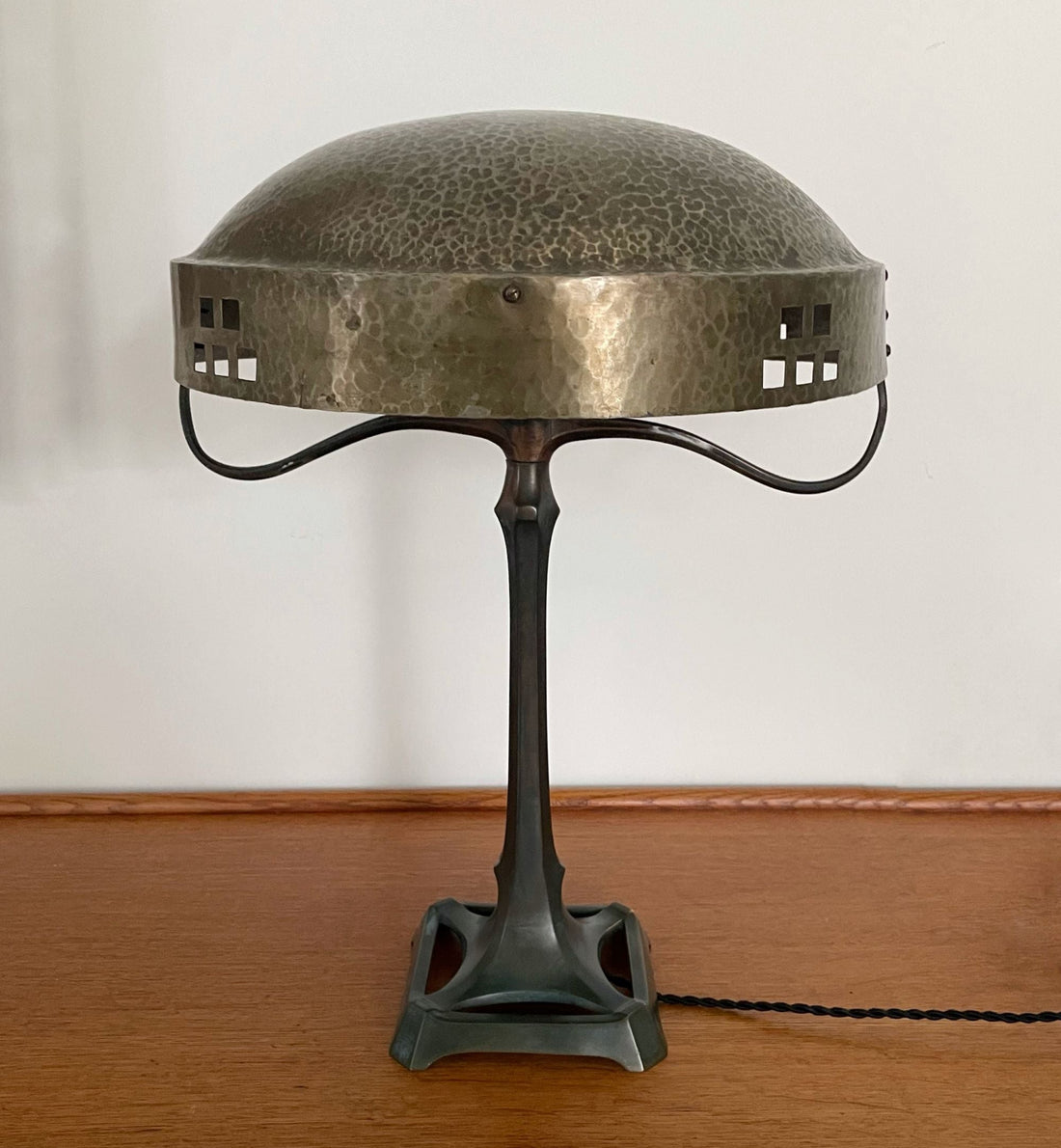 Beautiful ‘Amsterdamse School’ desk lamp, 1st half 20th century - COLLECTORS RDAM