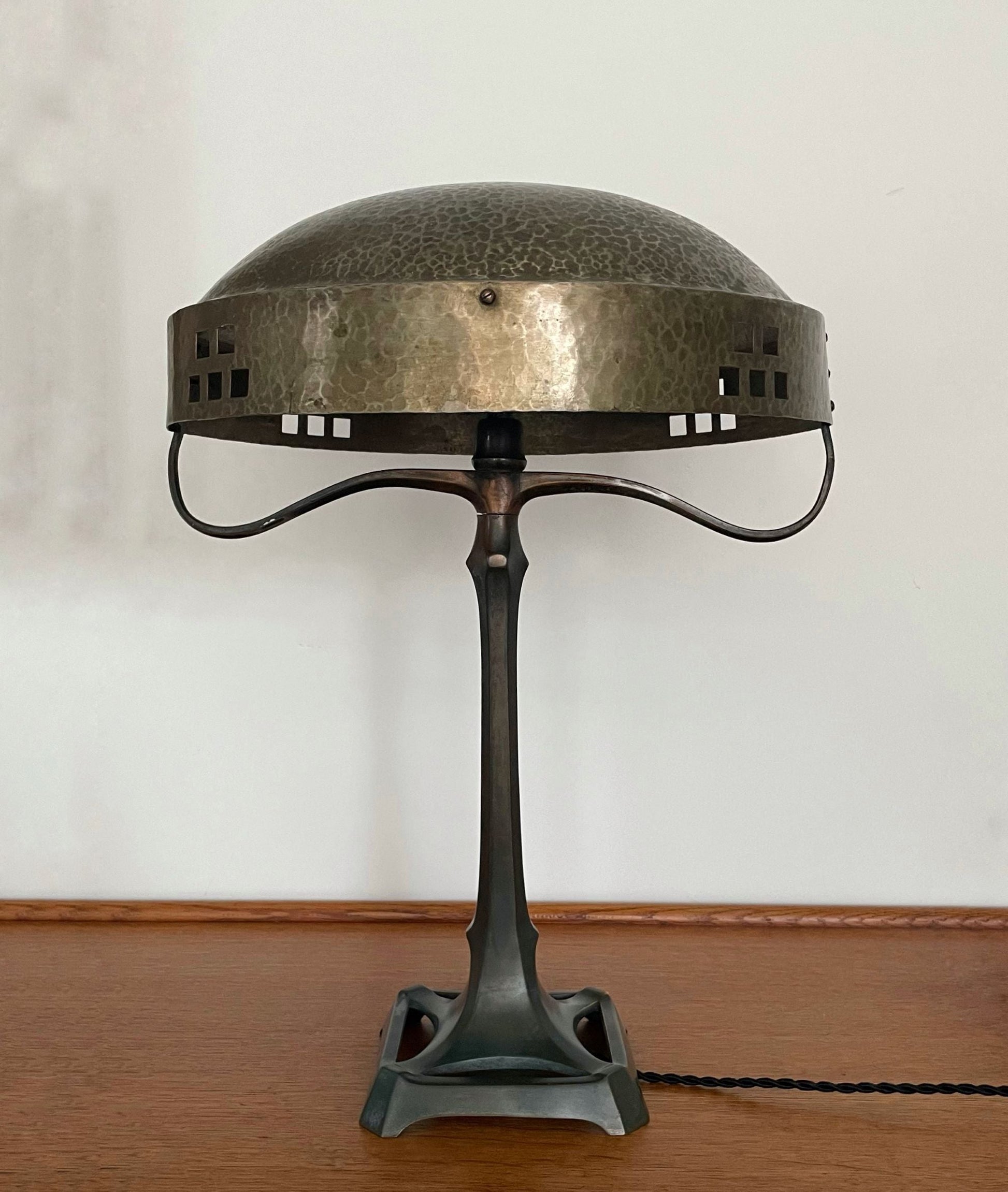 Beautiful ‘Amsterdamse School’ desk lamp, 1st half 20th century - COLLECTORS RDAM